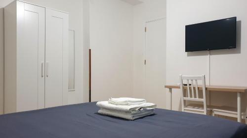 une chambre avec un lit et des serviettes. dans l'établissement Sweet Home, à Palerme