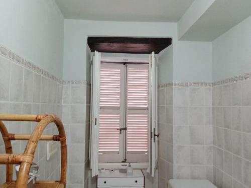een badkamer met een toilet en een raam bij GRAZIOSO Appartamento in Spoleto