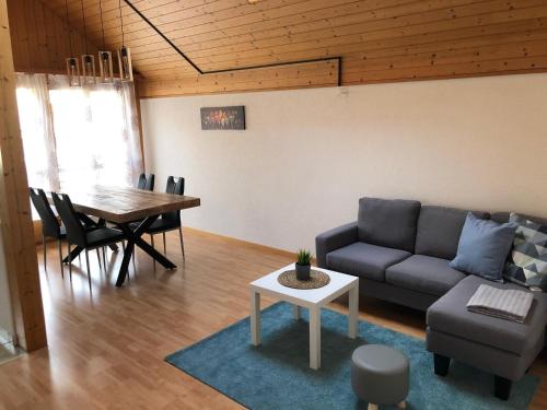sala de estar con sofá y mesa en Ferienwohnung Chirchgass en Meiringen