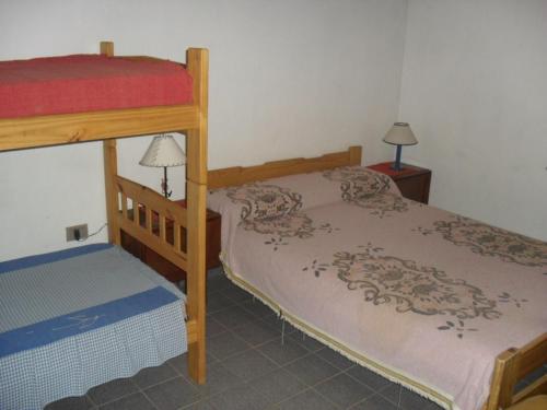 una camera con due letti a castello in una stanza di Casa Martinez a Colón
