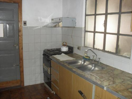 una cucina con lavello e fornello di Casa Martinez a Colón