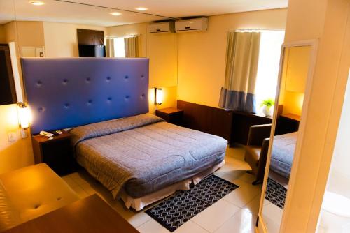 Un pat sau paturi într-o cameră la Villa Verde Hotel