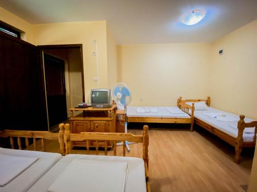 Televízia a/alebo spoločenská miestnosť v ubytovaní Къща за гости "Крушунско ханче"