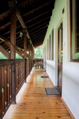 an empty hallway of a house with a wooden floor at Къща за гости "Крушунско ханче" in Krushuna