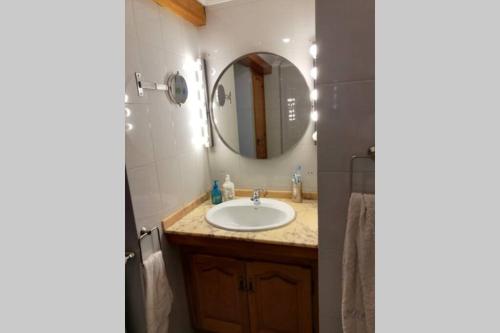 ein Bad mit einem Waschbecken und einem Spiegel in der Unterkunft Casa Pla de la séquia - Xaló in Jalón