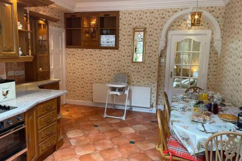 una cocina con una mesa con comida. en Glenmount Castleblayney, en Castleblayney