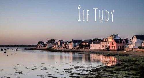 a group of houses on the shore of a body of water at Bord de Mer l'Appartement à Loctudy in Loctudy