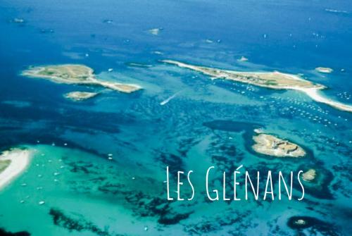 an island in the ocean with the words les germans at Bord de Mer l'Appartement à Loctudy in Loctudy
