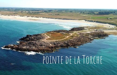 an island in the ocean with the words pointe de la tortoise at Bord de Mer l'Appartement à Loctudy in Loctudy