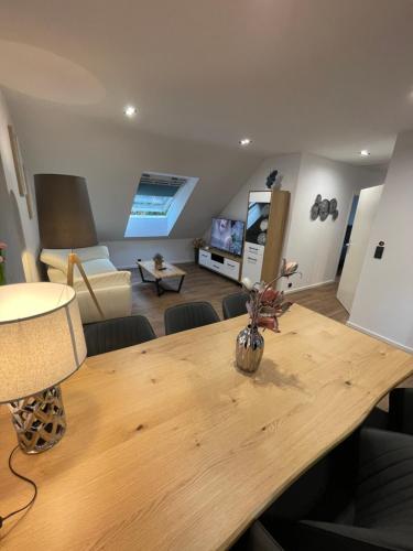 a dining room with a table and a living room at MYSTAY BERLIN Müggelheim in Berlin