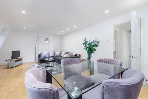 Delightful duplex 3 bedroom apartment in central London by oxford st, London, United Kingdom
