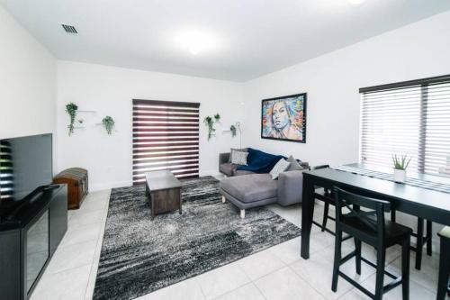Area soggiorno di New house on the block near Miami Airport.