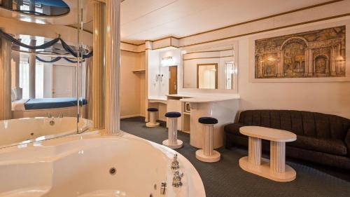 a large bathroom with a tub and a couch at Best Western Galena Inn & Suites in Galena