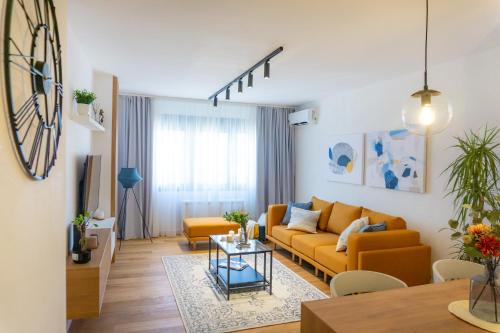 sala de estar con sofá y mesa en Akiton Apartment en Belgrado