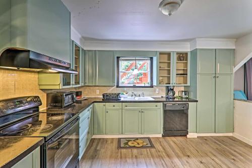 PoolandBeach Access Spacious Tobyhanna Family Home!にあるキッチンまたは簡易キッチン