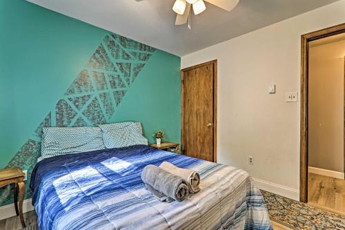 PoolandBeach Access Spacious Tobyhanna Family Home!にあるベッド