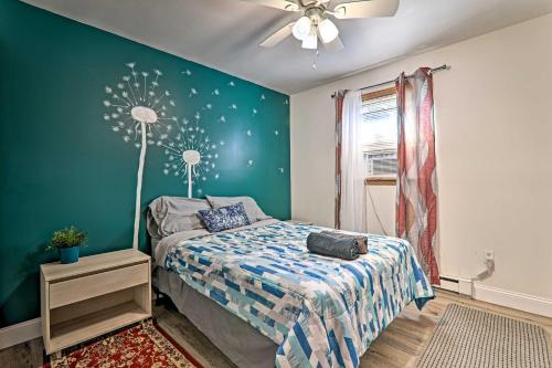 PoolandBeach Access Spacious Tobyhanna Family Home!にあるベッド