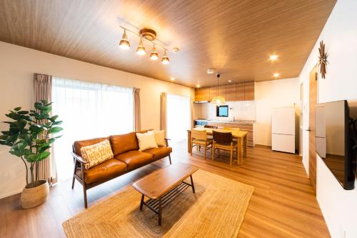 - un salon avec un canapé et une table dans l'établissement GIVE Shibuya Hon-Machi, à Tokyo