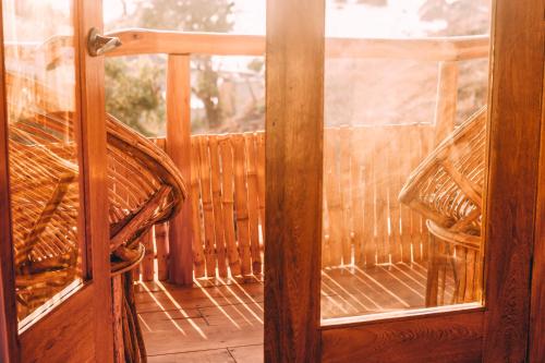 an open door to a porch with a chair at Hotel el Risco in Cuatunalco