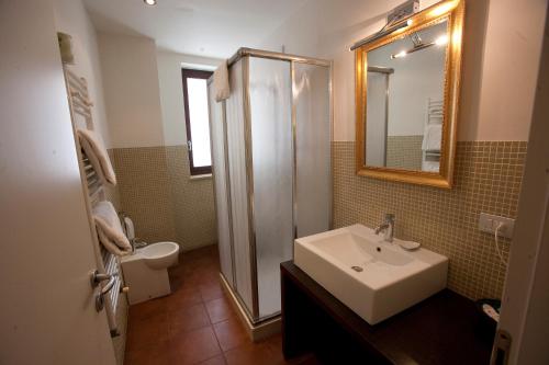 Un baño con lavabo, ducha e inodoro. en La Chicca Palace Hotel, en Milazzo