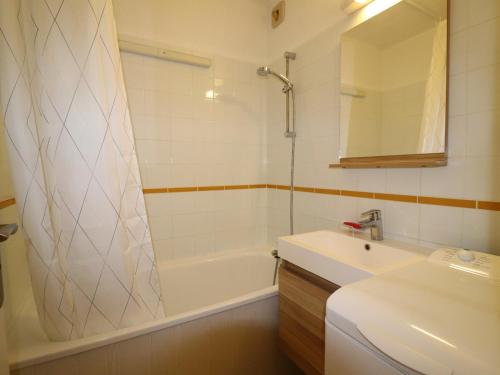 Ett badrum på Appartement Méribel, 2 pièces, 4 personnes - FR-1-182-237