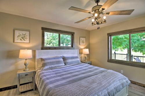VinelandPlatte Lake Home with Boat Launch and Deck!的带床和吊扇的卧室