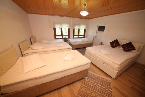 Postel nebo postele na pokoji v ubytování Emiroğlu Konak Otel