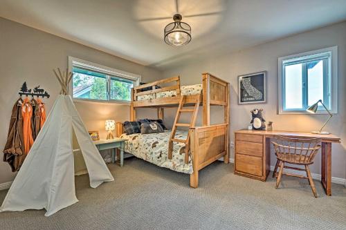 Un dormitorio con una litera y un escritorio. en Luxe Lake Arrowhead Farmhouse with Deck and Patio, en Lake Arrowhead