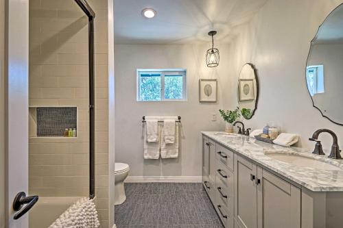 Un baño con ducha, inodoro y lavabo. en Luxe Lake Arrowhead Farmhouse with Deck and Patio, en Lake Arrowhead