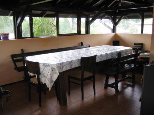 una mesa en una habitación con sillas alrededor en At Chorbadzhiykata, en Kalofer