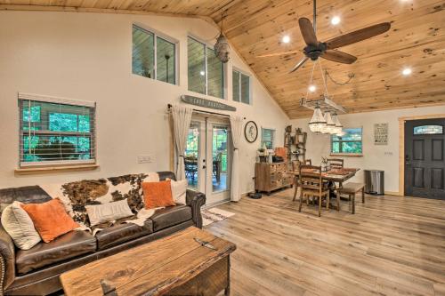 Χώρος καθιστικού στο Striking Getaway with Hot Tub, Deck and Lake Access!
