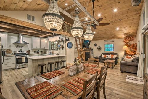 Η κουζίνα ή μικρή κουζίνα στο Striking Getaway with Hot Tub, Deck and Lake Access!