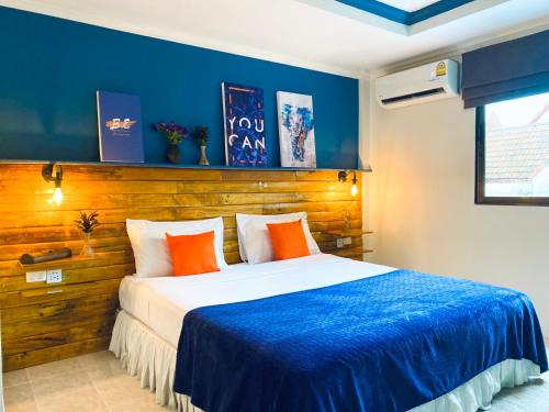 Ένα ή περισσότερα κρεβάτια σε δωμάτιο στο BH Baan Paradise Hotel Patong