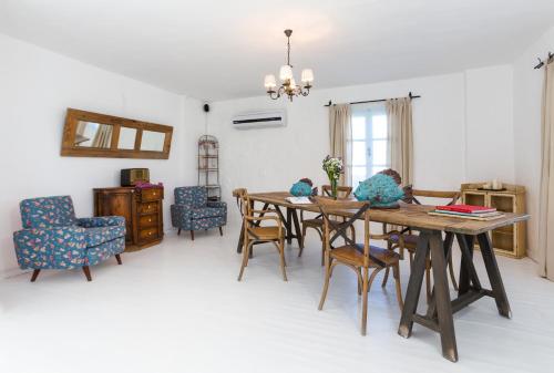 a dining room with a wooden table and chairs at Deniz Kabugu Hotel in Alacati