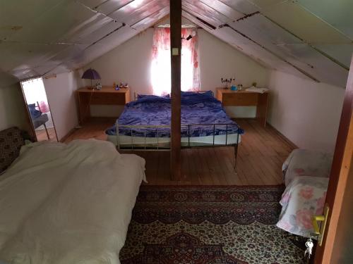 Etno villa Kurija في Kurija: غرفة نوم بسرير في خيمة