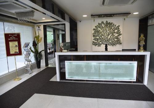 a store lobby with a large aquarium in the middle at Hotel Green Olive in Aurangabad