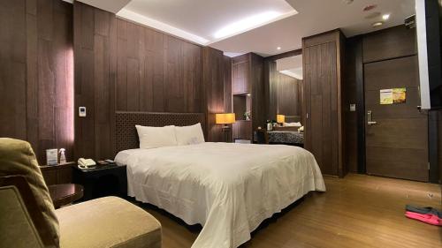 a hotel room with a large bed and a bathroom at Holly Wood Motel in Pitou