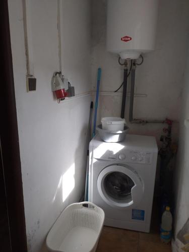 a washing machine in a small room with a washer at Turistická ubytovňa Chalupa Runina 8 in Runina