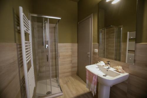 a bathroom with a sink and a shower at CA'du LIN - Jacuzzi e Piscina in Cisterna dʼAsti