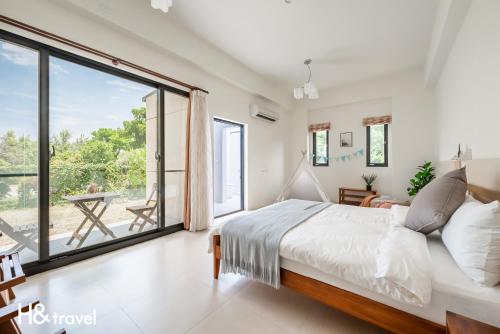 Postel nebo postele na pokoji v ubytování Taitung Rainbow Pet Friendly Maison Resort