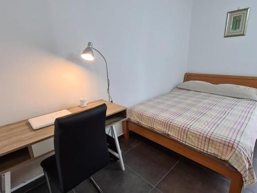 Llit o llits en una habitació de Valkane beach studio apartment