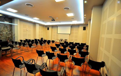 El área de trabajo o centro de convenciones de Hotel Bicentenario Suites & Spa