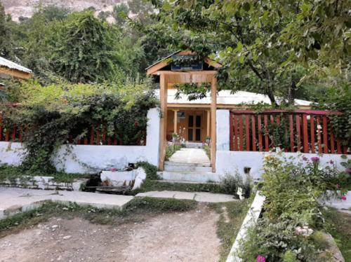 una casa con una puerta y escaleras en un patio en Foreigner Tourist Inn, en Tīsh
