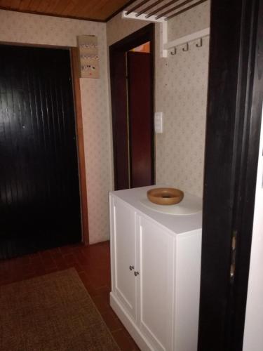 a bathroom with a toilet on top of a cabinet at Hugo's House in Rakitna