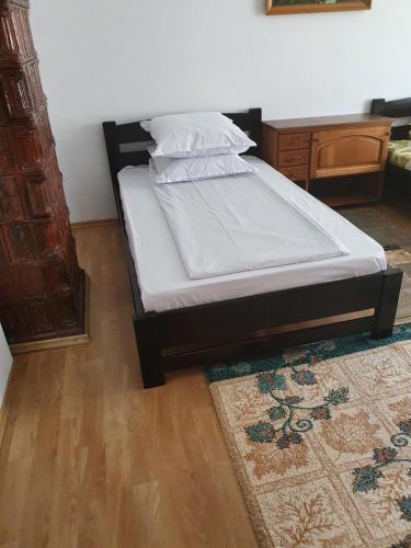 Ένα ή περισσότερα κρεβάτια σε δωμάτιο στο Apartament Florin