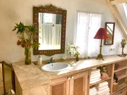 een badkamer met een wastafel en een spiegel bij HEAVEN PUERTA CERRADA Casas Vejer Debra in Vejer de la Frontera