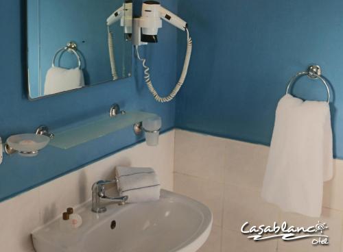a bathroom with a sink and a mirror at Hotel Casablanca in Gümbet