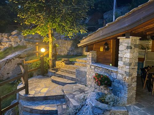 a stone stairway leading to a wooden cabin at CHALET A CERESOLE REALE nel Parco Gran Paradiso in Ceresole Reale