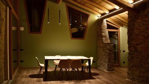 a dining room with a table and some chairs at Il Ronchetto in Cunardo