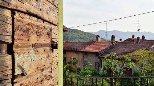 two pictures of a wooden wall and houses at Il Ronchetto in Cunardo